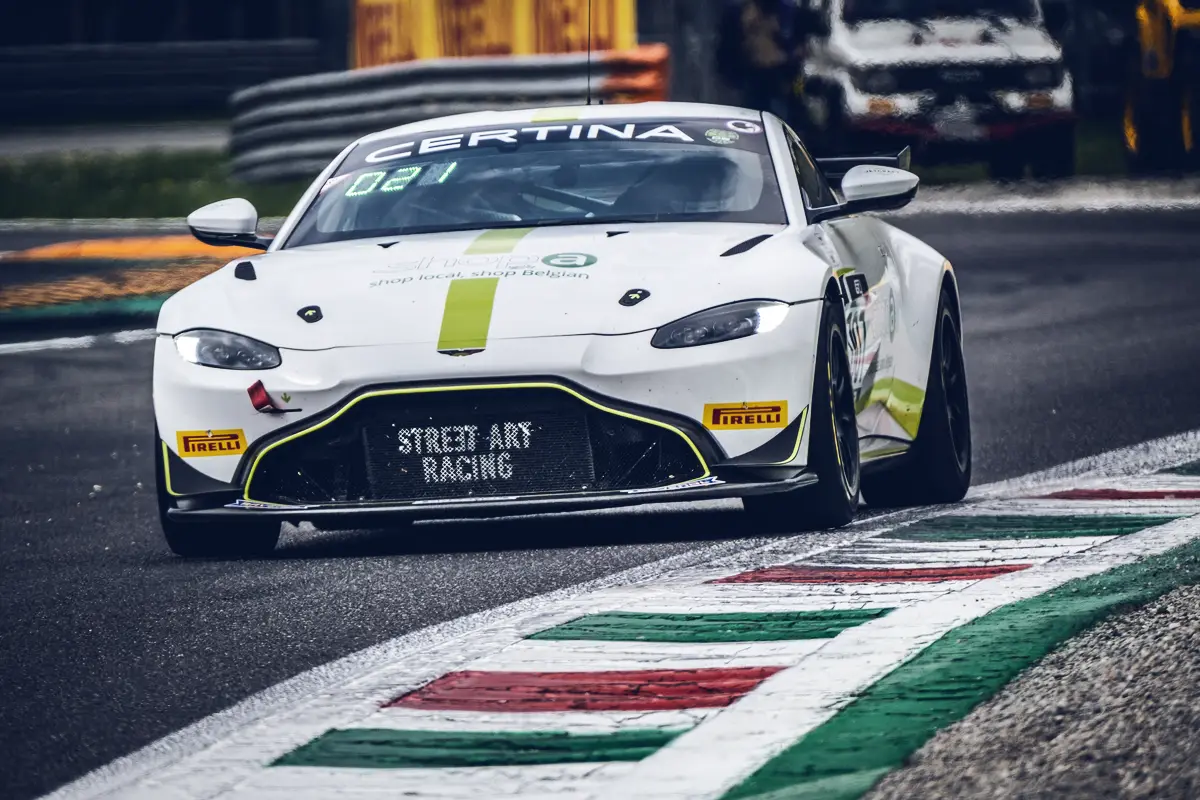 Jamie Vandenbalck in de Aston Martin Vantage AMR GT4