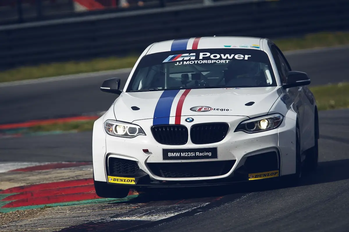 Jamie Vandenbalck in de BMW M235i Racing
