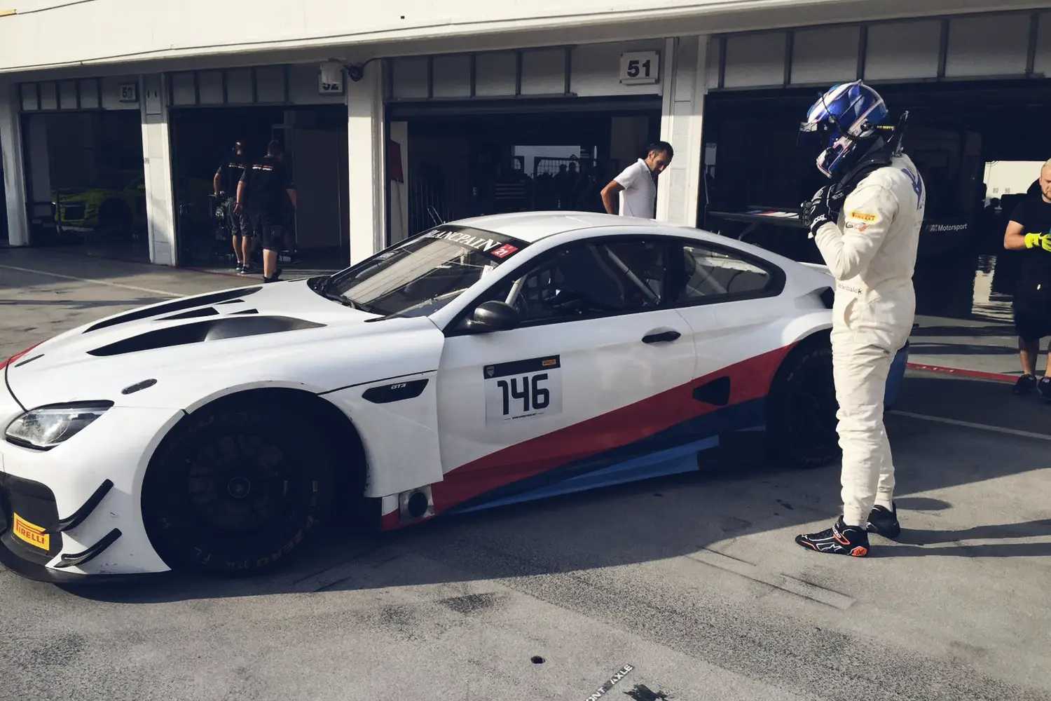 Jamie Vandenbalck bij een BMW M6 GT3 in de pitstraat