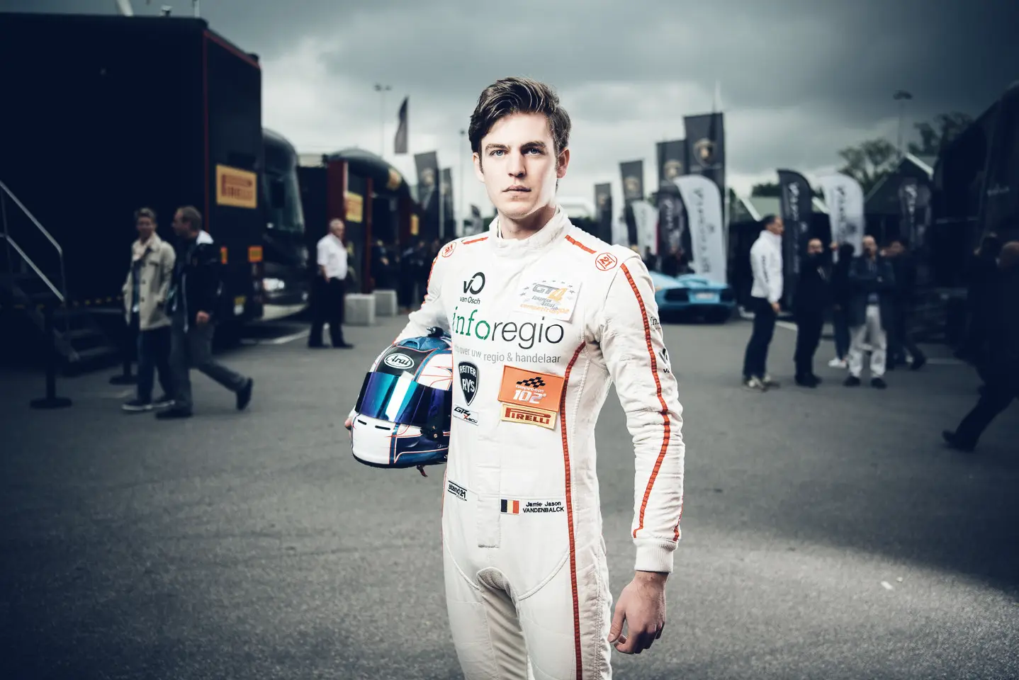 Jamie Vandenbalck in racepak met zijn helm in de paddock