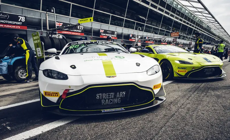 Jamie Vandenbalck — Aston Martin Vantage GT4 in de pitstraat (2019)