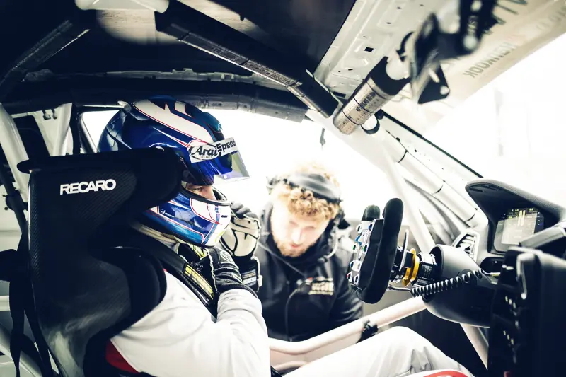 Jamie Vandenbalck — Overleg met de monteur in de cockpit