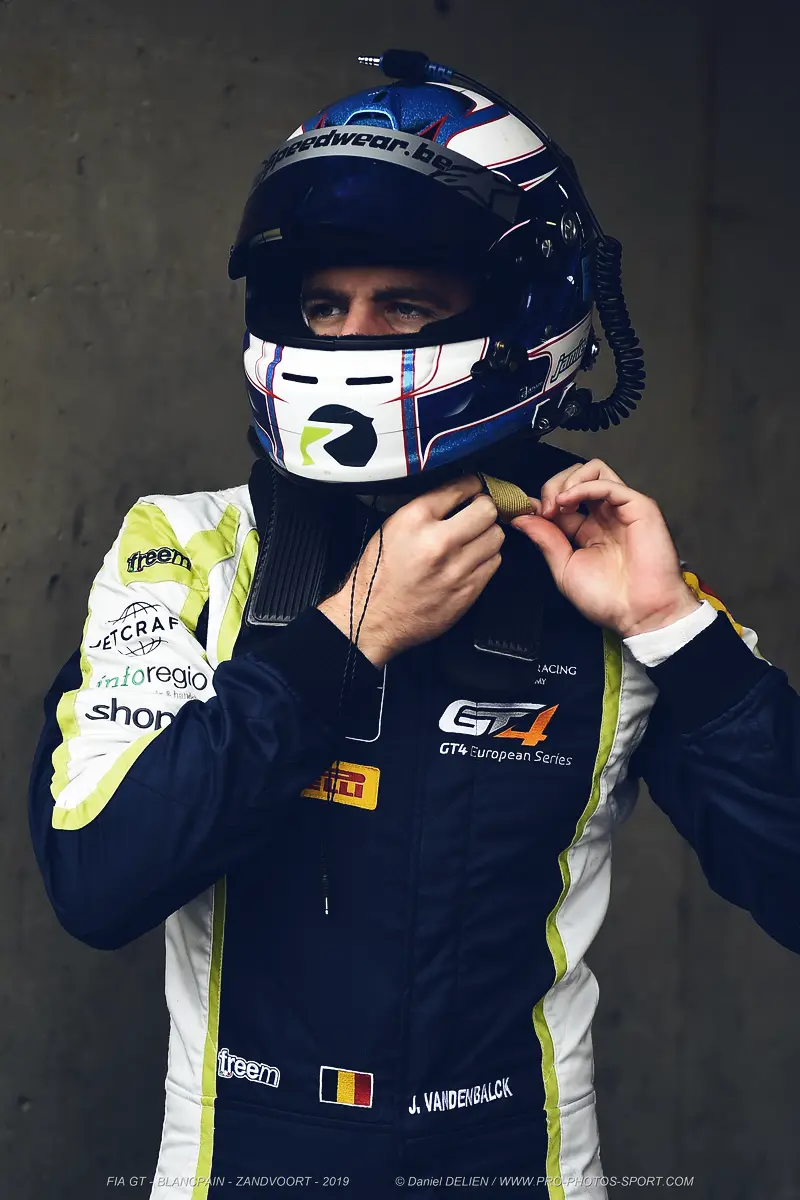 Jamie Vandenbalck — Helm opzetten