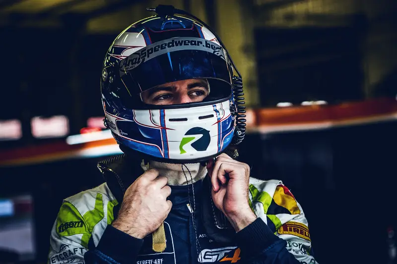 Jamie Vandenbalck — Helm opzetten