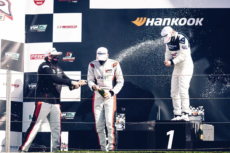 Jamie Vandenbalck — Champagne op het podium (2021)