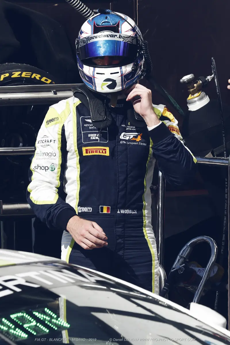 Jamie Vandenbalck — Portret in Aston Martin-racepak